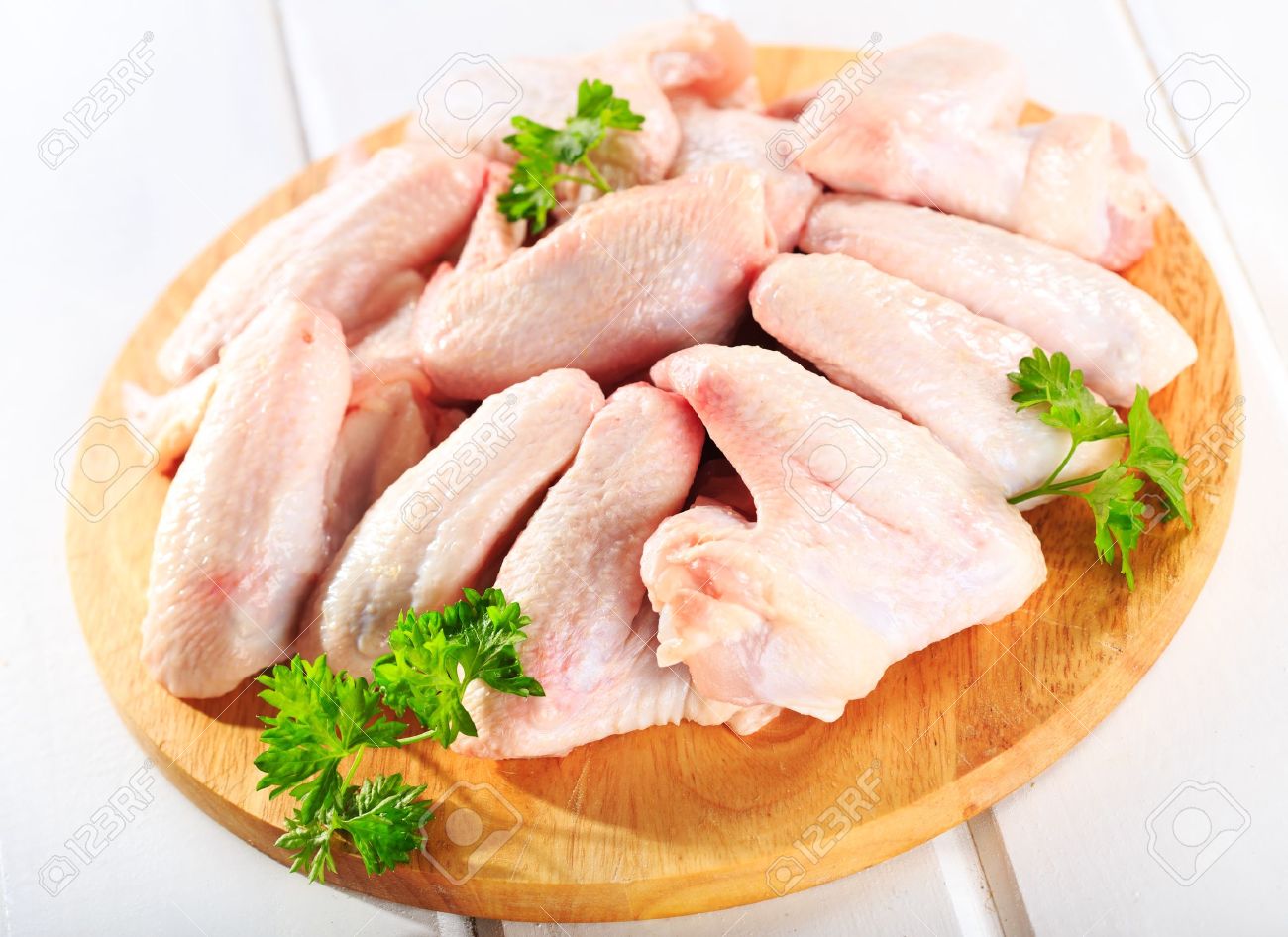 20308078-raw-chicken-wings-on-chopping-board-with-parsley-Stock-Photo-meat.jpg